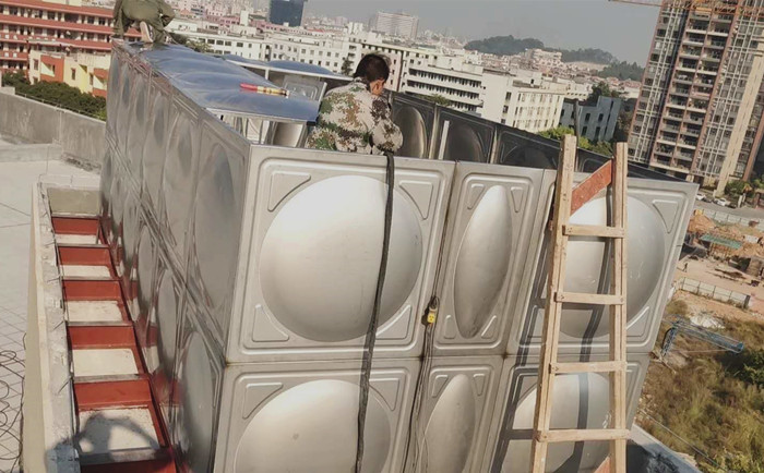 不銹鋼水箱應(yīng)預(yù)留四根水管